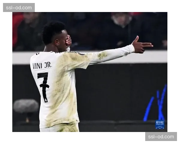 维尼修斯遭遇种族歧视后情绪激动，皇马边锋闪耀欧冠赛场
